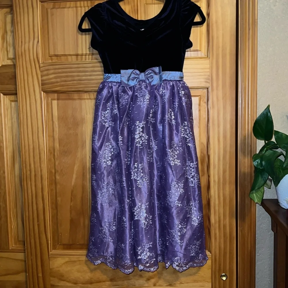 Girls formal velvet and lace pink dress, Size 8 - Picture 1 of 15